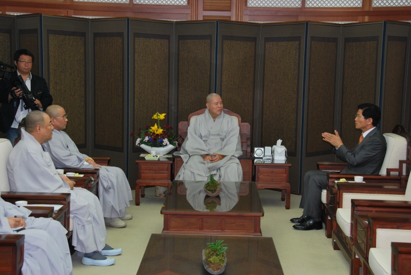 2010.10.11_김문수 경기지사 예방 (16)